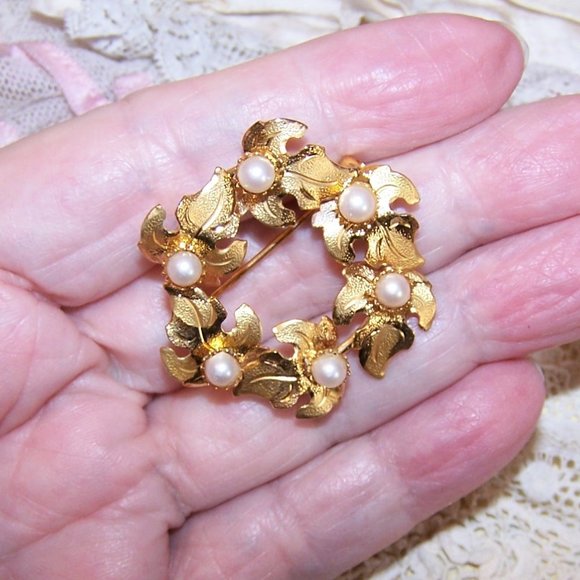 Unsigned Yellow Gold Metal and Faux Pearl Wreath Pin with Original Price Tag - Picture 4 of 6